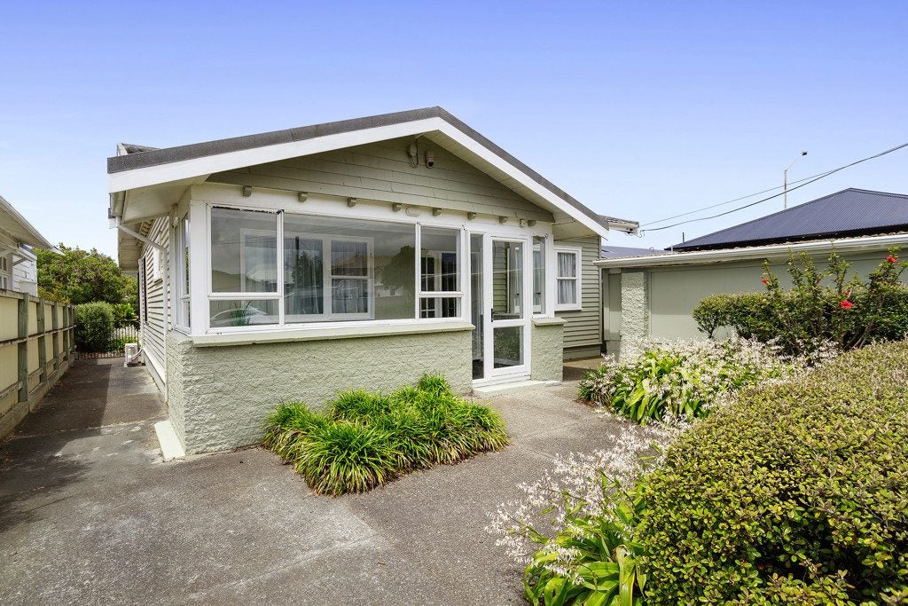 2 Collins Street, Petone, Lower Hutt - Carousel 1