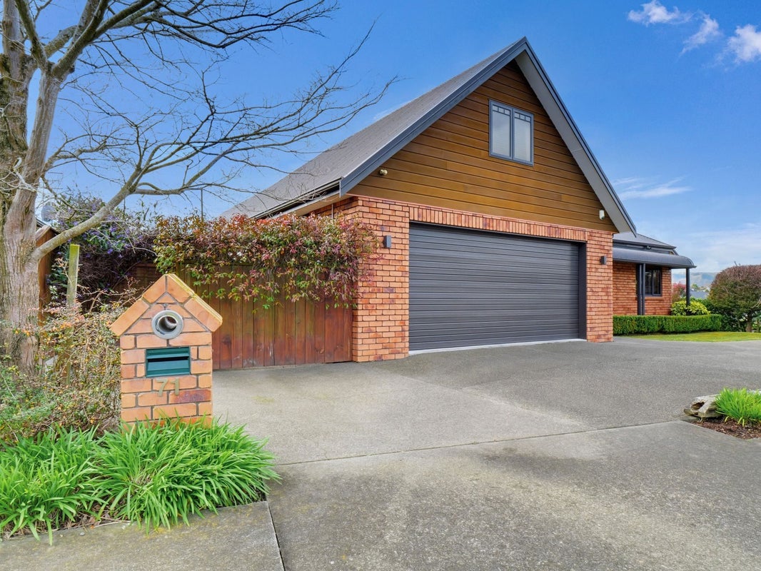 71 Ruapehu Drive, Fitzherbert, Palmerston North - Carousel 2