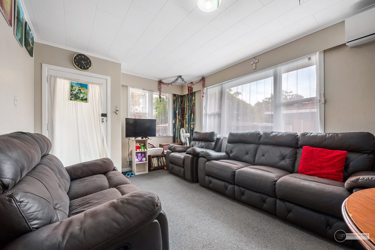 2/11 Sutherland Avenue, Silverstream, Upper Hutt - Carousel 2
