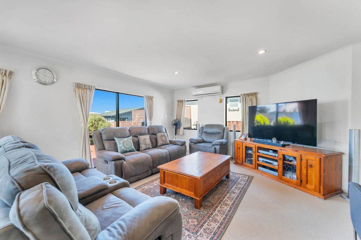 6 Youth Street, Mount Roskill, Auckland City, Auckland - Carousel 2