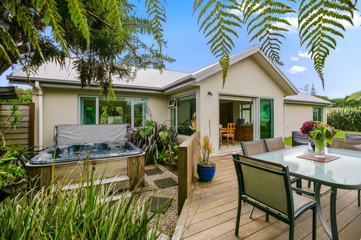 5A Tui Grove, Oakura, Oakura - Carousel 1