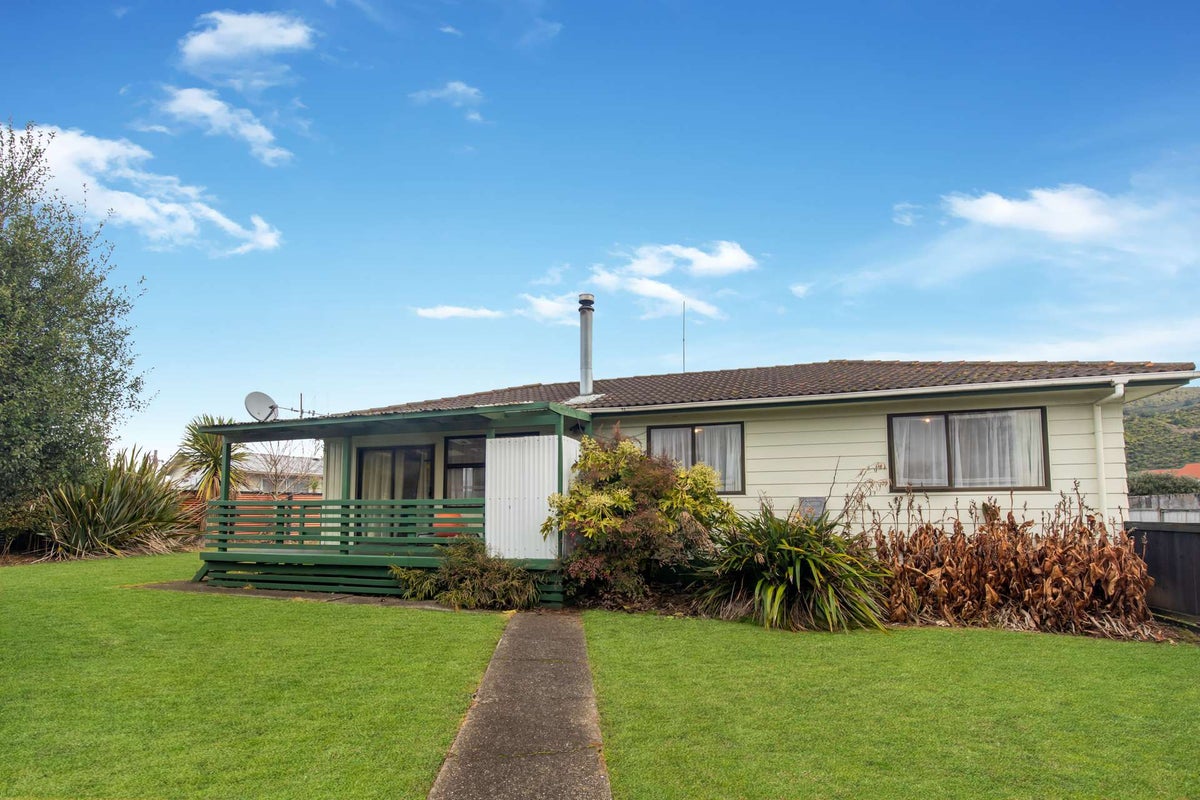 15 Matthew Place, Kawaha Point, Rotorua - Carousel 1