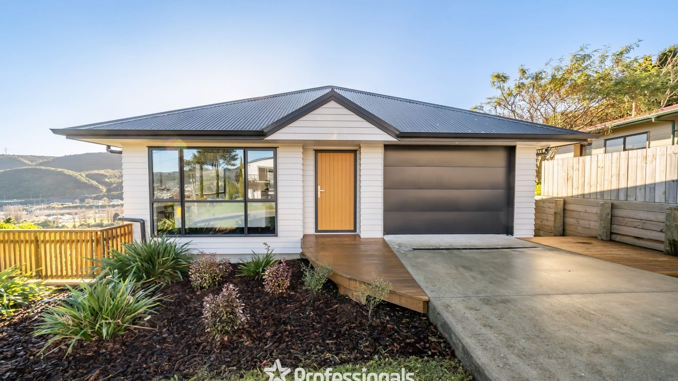 6 Castle Crescent, Stokes Valley, Lower Hutt - Carousel 1