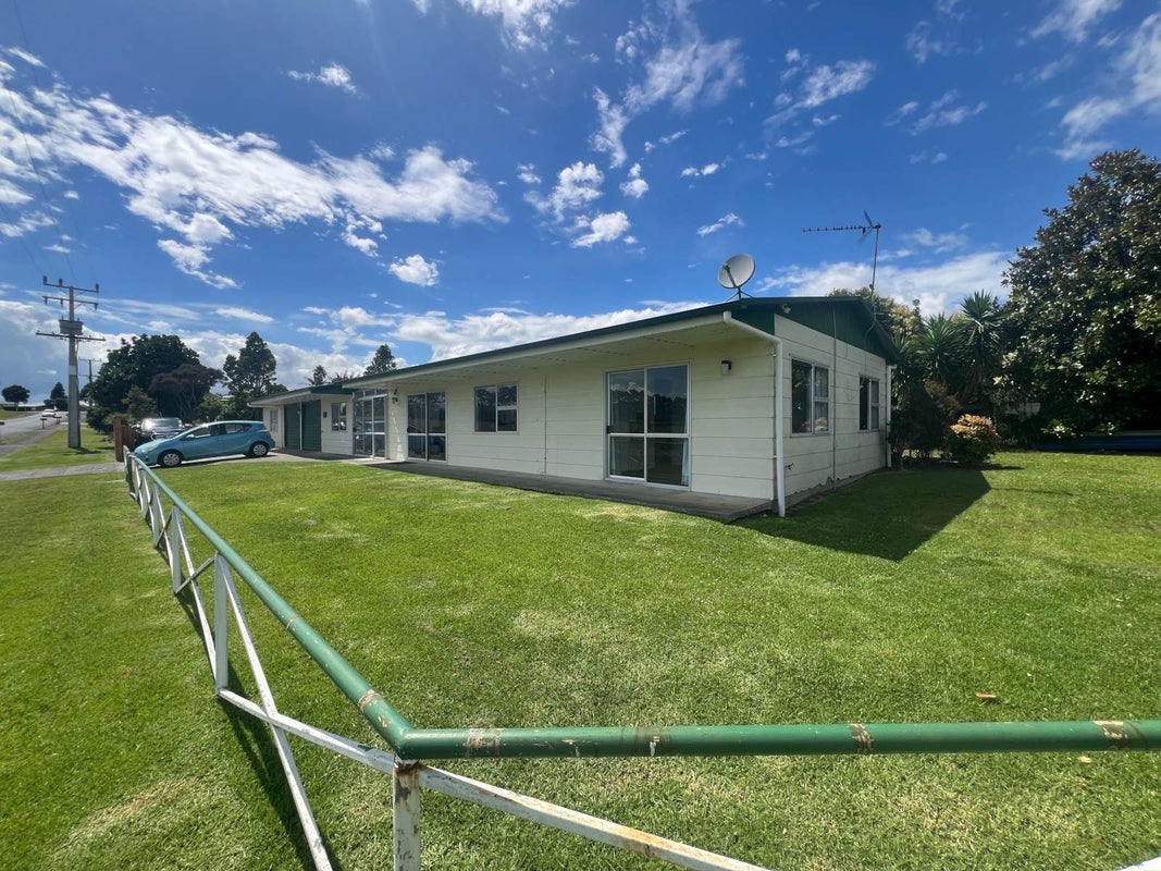 12 Beach Road, Waiuku - Carousel 1