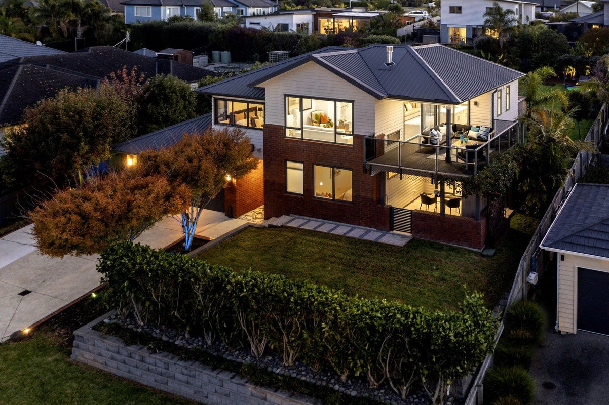 34 Weatherly Drive, Beachlands, Auckland - Carousel 1