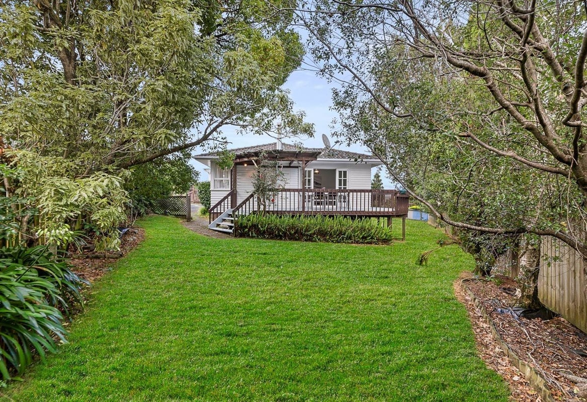 22 Malvina Place, Bucklands Beach, Auckland - Carousel 1