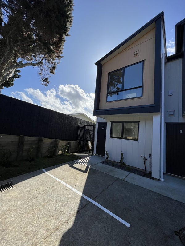 10/11 Scanlen Terrace, Kelston, Auckland - Carousel 1
