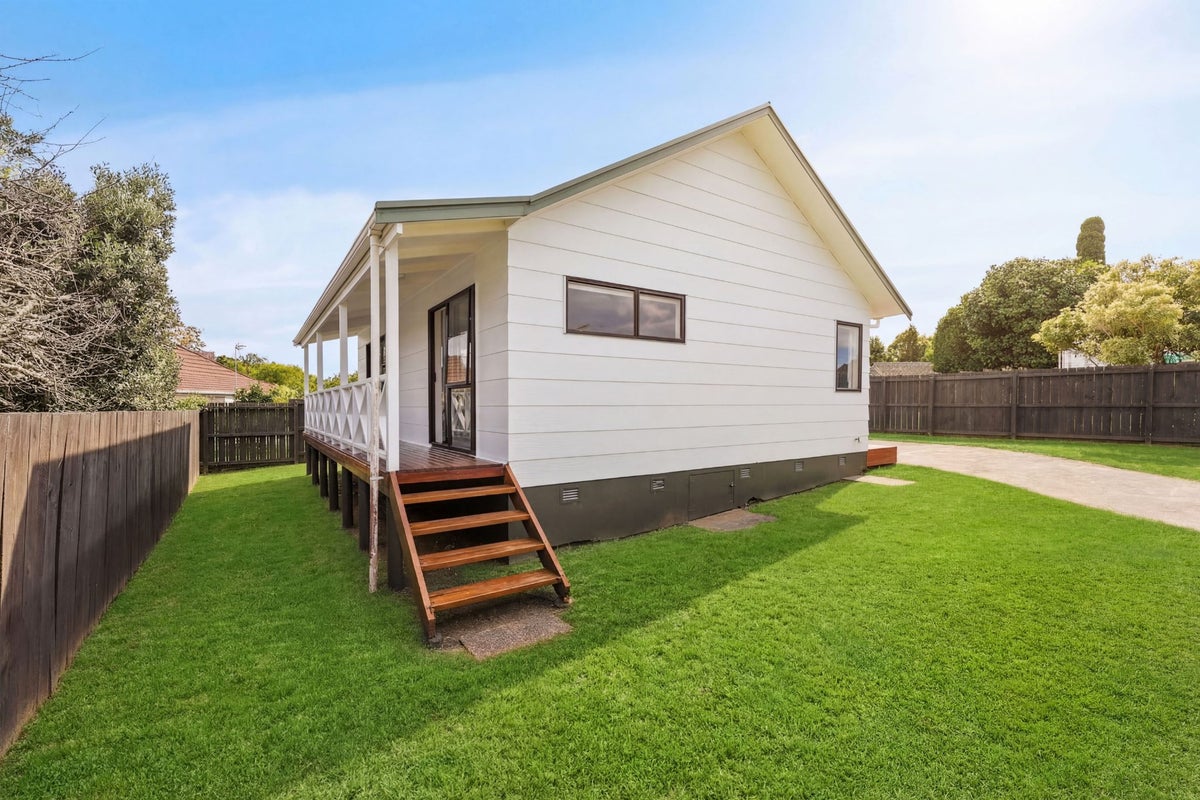 2/11 Hosking Place, Clarks Beach, Auckland - Carousel 2