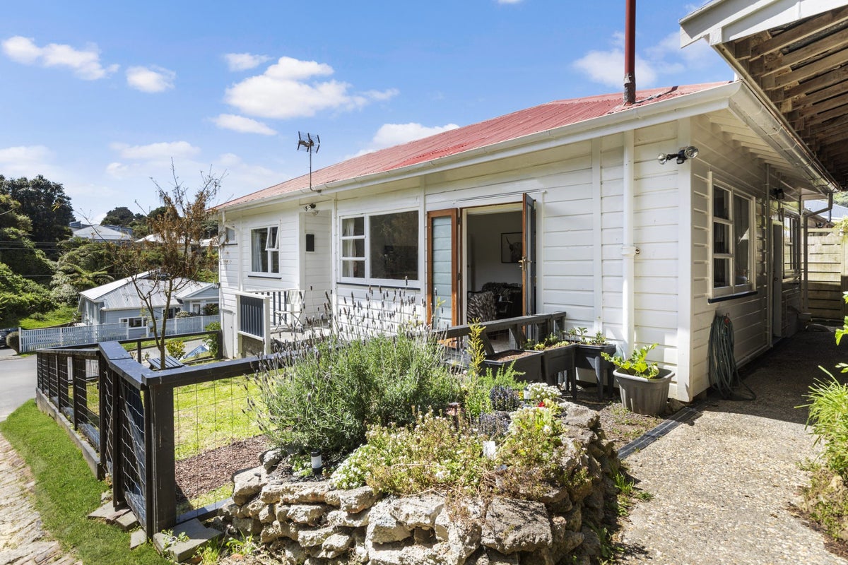 15 Danube Street, Island Bay, Wellington - Carousel 2