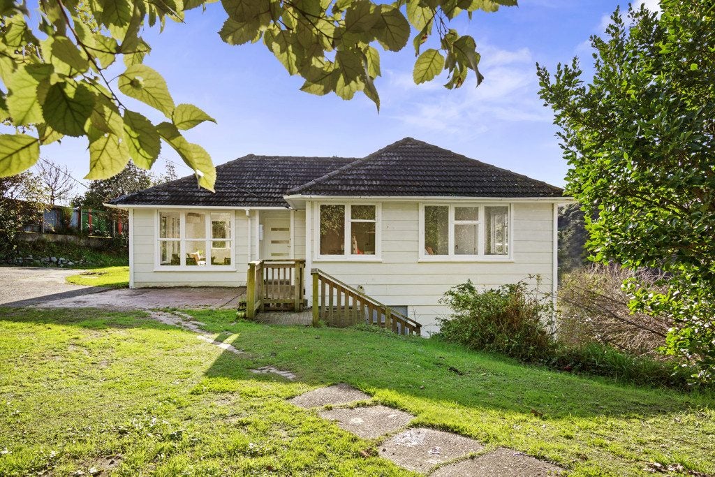 7 Cheshire Street, Cannons Creek, Porirua - Carousel 1
