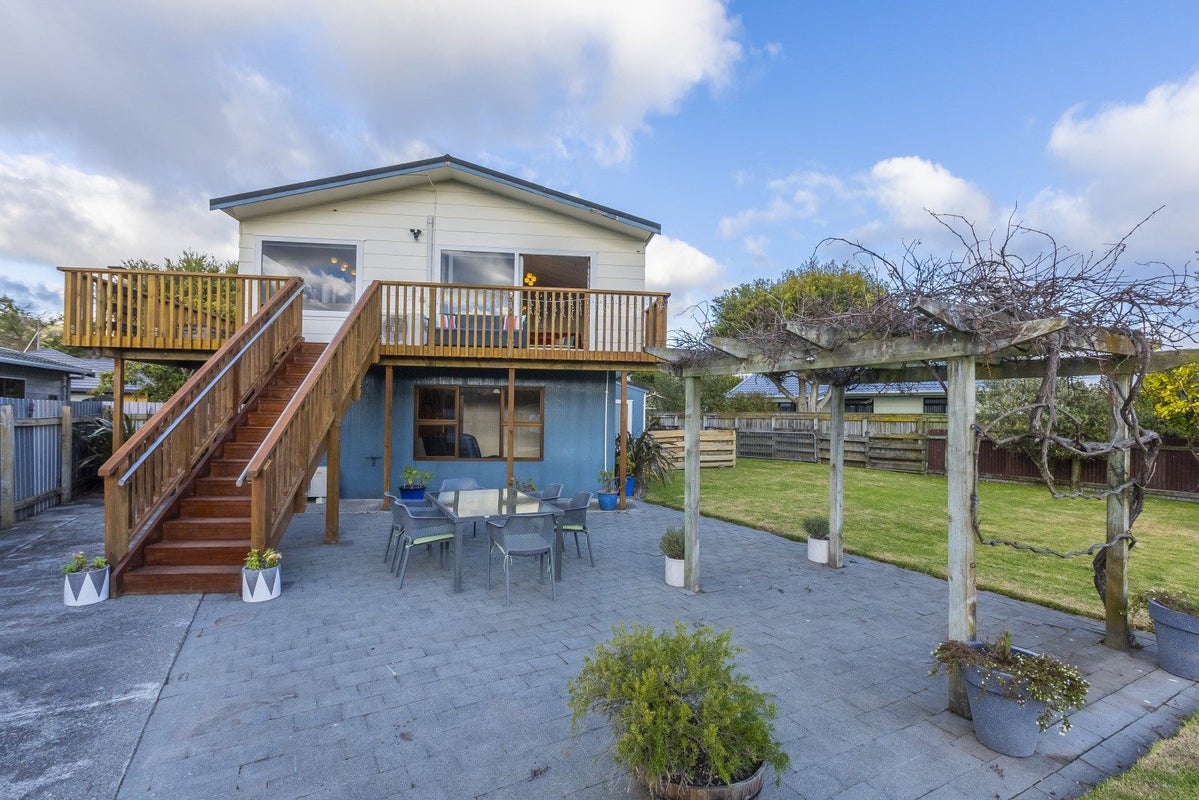 10 Sunshine Avenue, Paraparaumu - Carousel 1