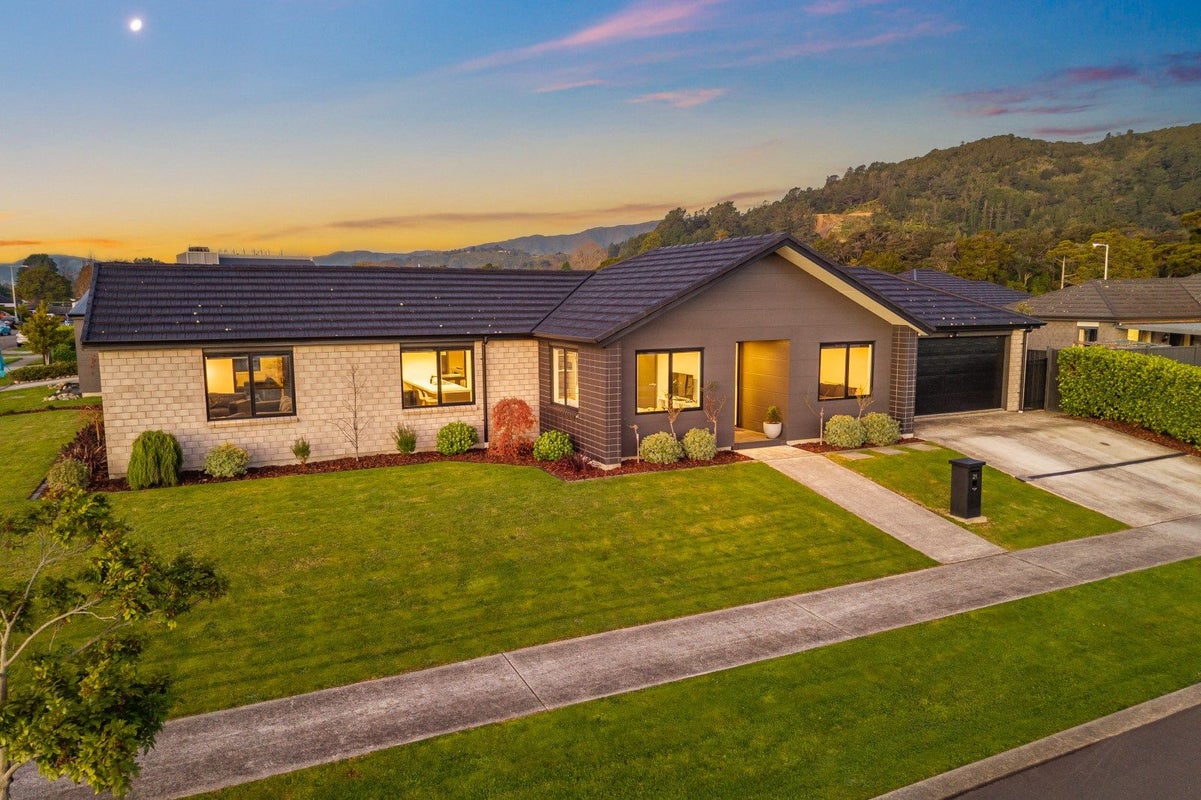 21 Te Kaeaea Crescent, Wallaceville, Upper Hutt - Carousel 1