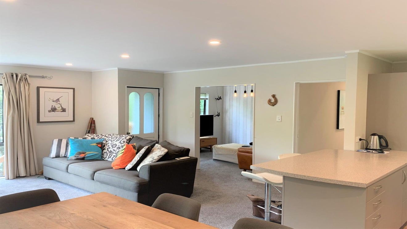 21 Pohutukawa Avenue, Red Beach, Red Beach - Carousel 2