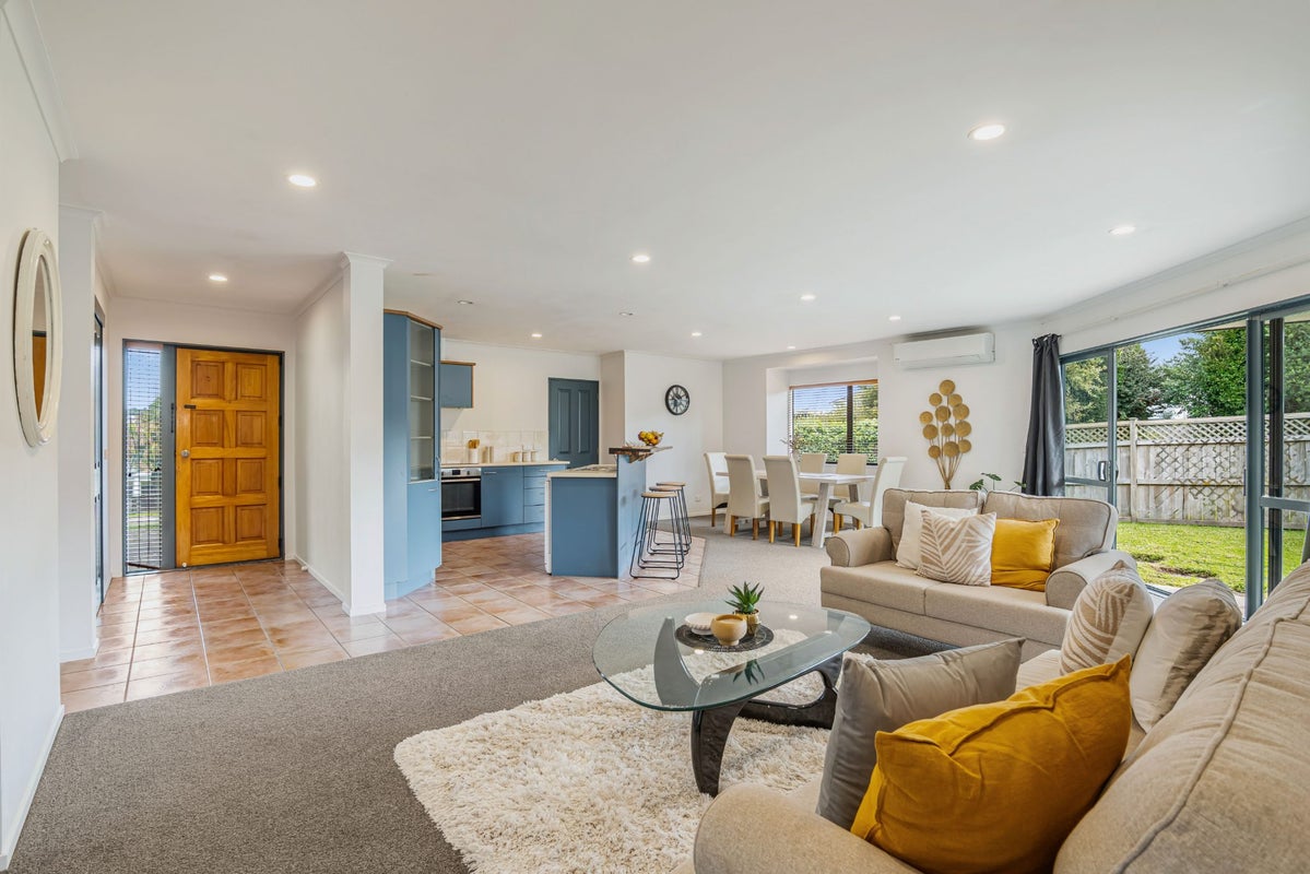 2 Kasia Close, Massey, Auckland - Carousel 2