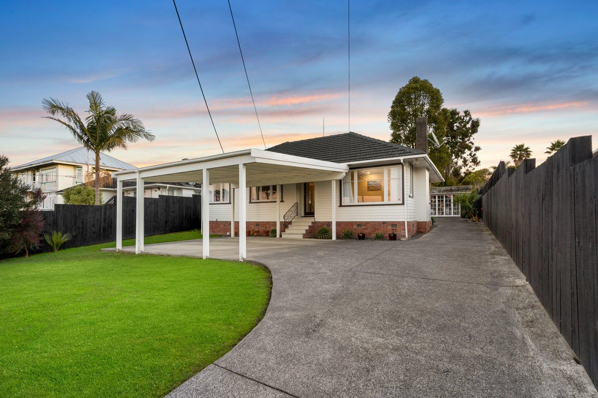 13 Ayrton Street, Te Atatu South, Auckland - Carousel 2