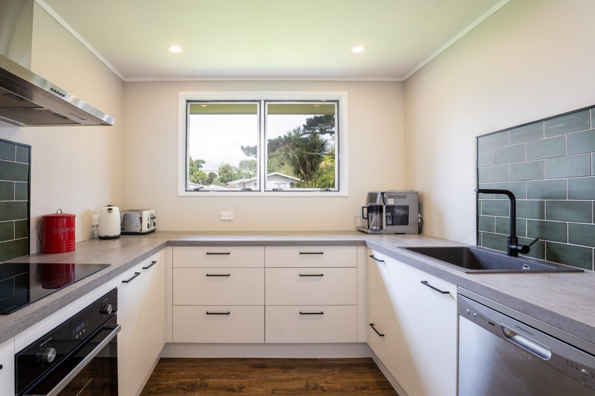 119 Riversdale Drive, Merrilands, New Plymouth - Carousel 2