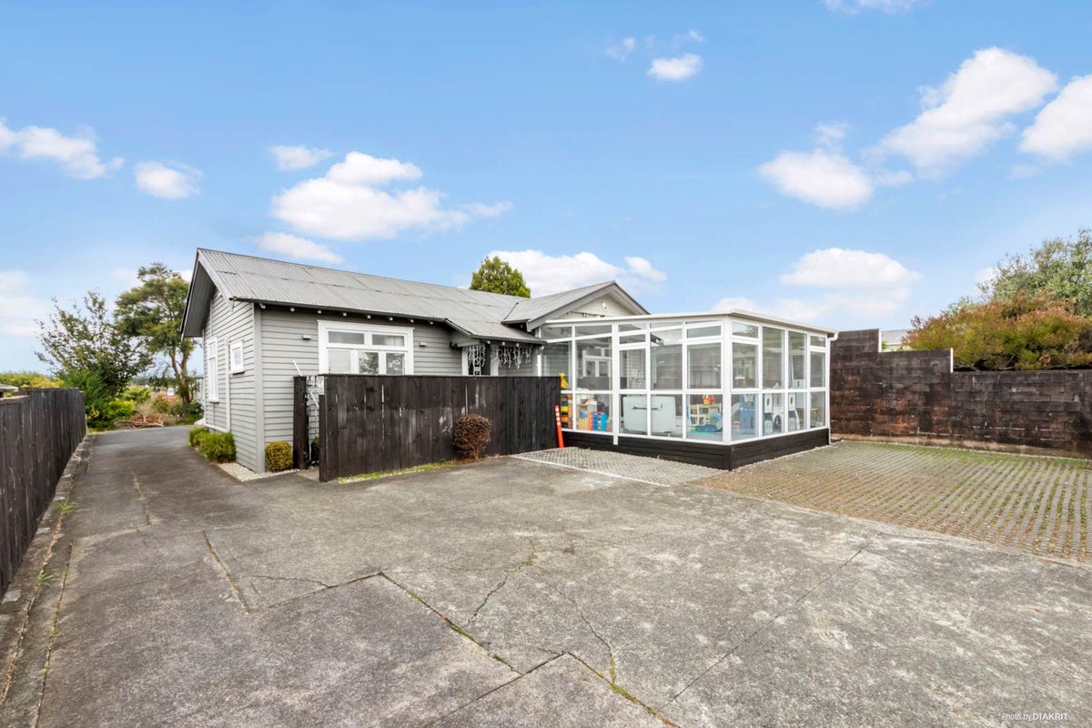 3208A Great North Road, New Lynn, Auckland - Carousel 1