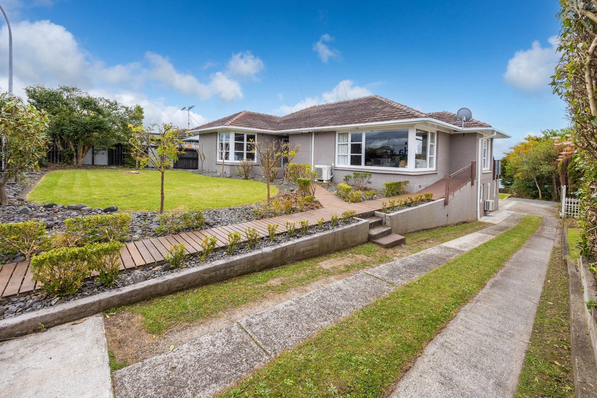 58 Forest Lake Road, Forest Lake, Hamilton - Carousel 1