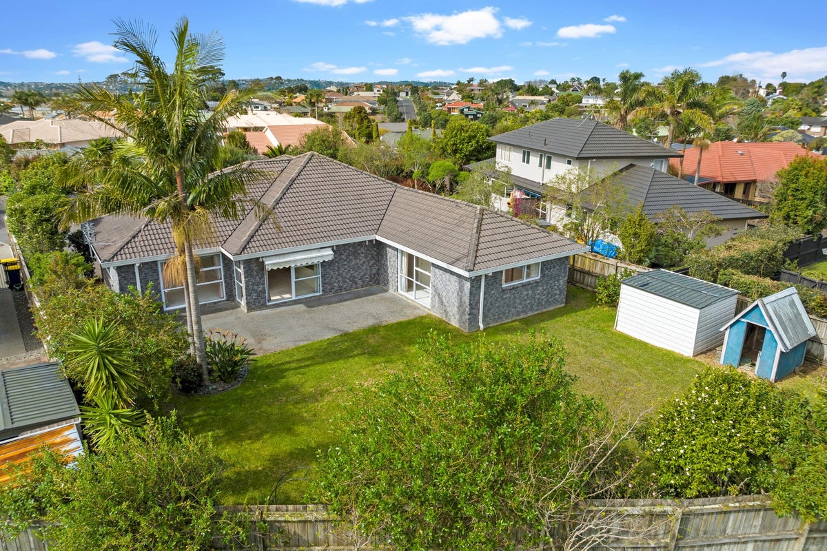4 Rosetti Rise, West Harbour, Auckland - Carousel 2