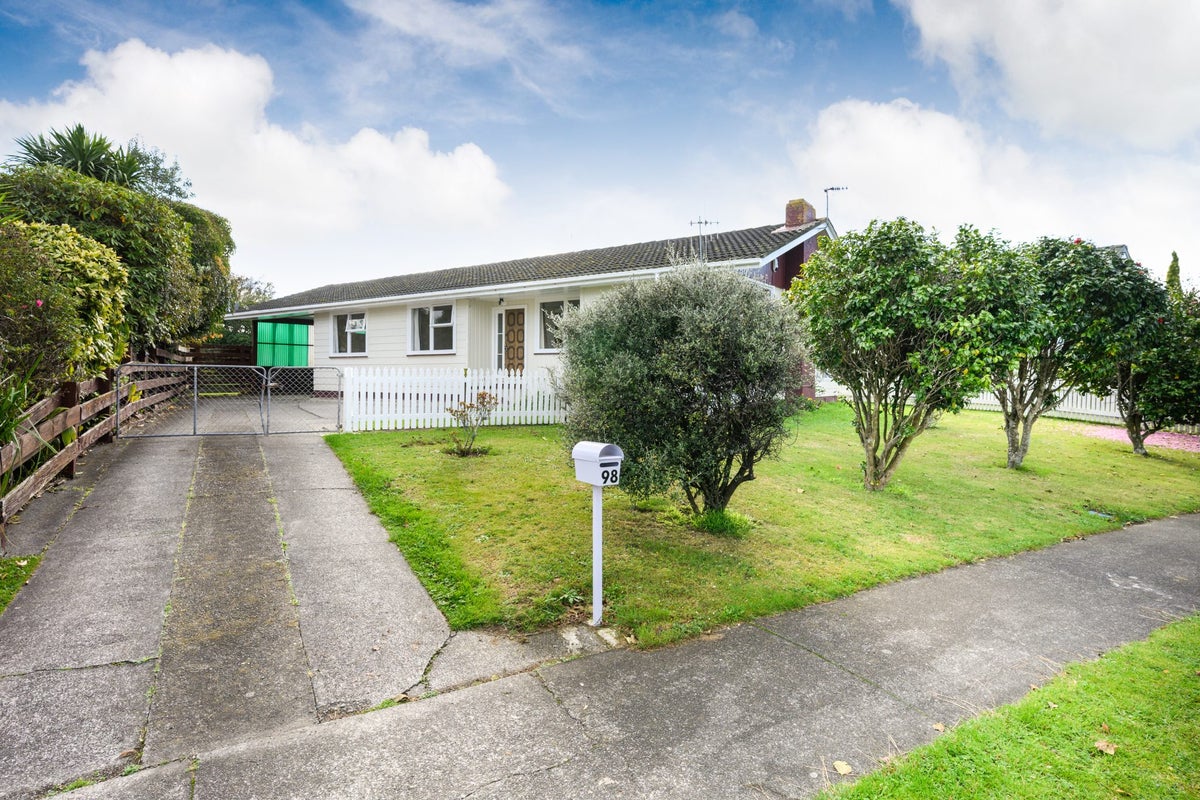 98 Apollo Parade, Milson, Palmerston North - Carousel 1