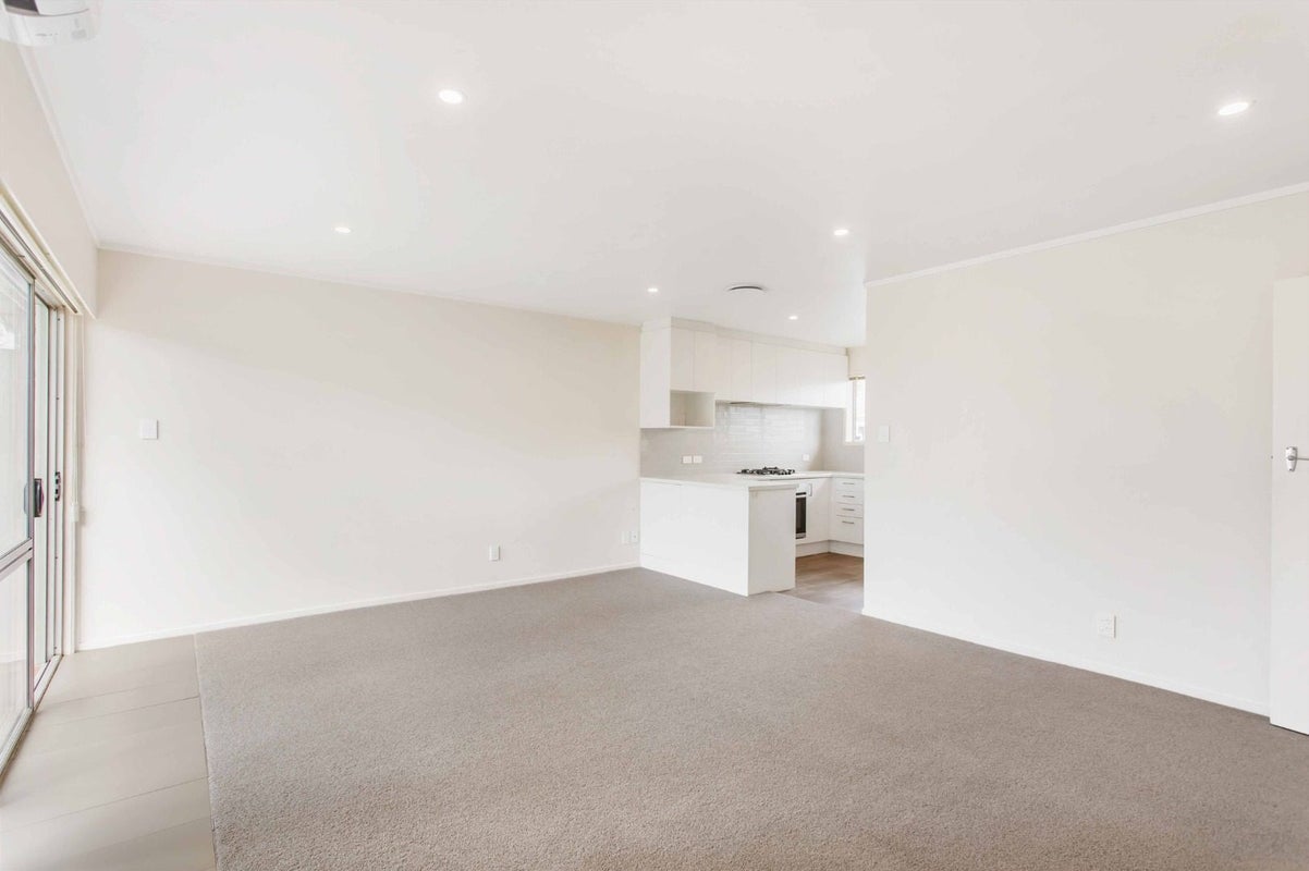 2/5 Sylvan Crescent, Te Atatu South, Auckland - Carousel 2