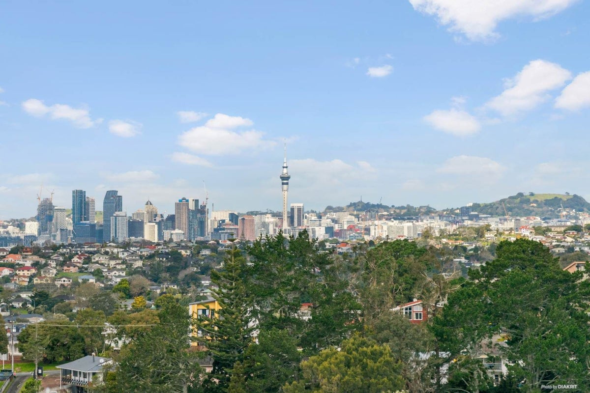 1/1A Girrahween Drive, Totara Vale, Auckland - Carousel 1