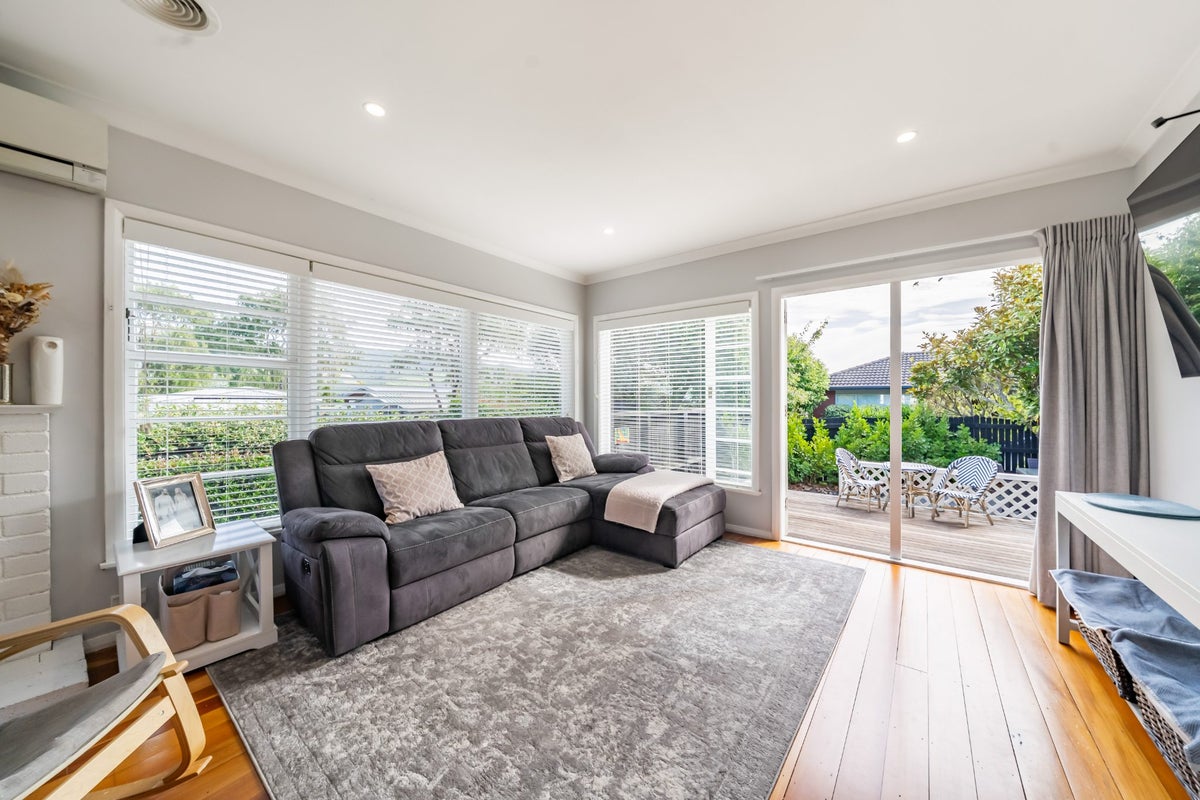 25 Field Street, Silverstream, Upper Hutt - Carousel 2