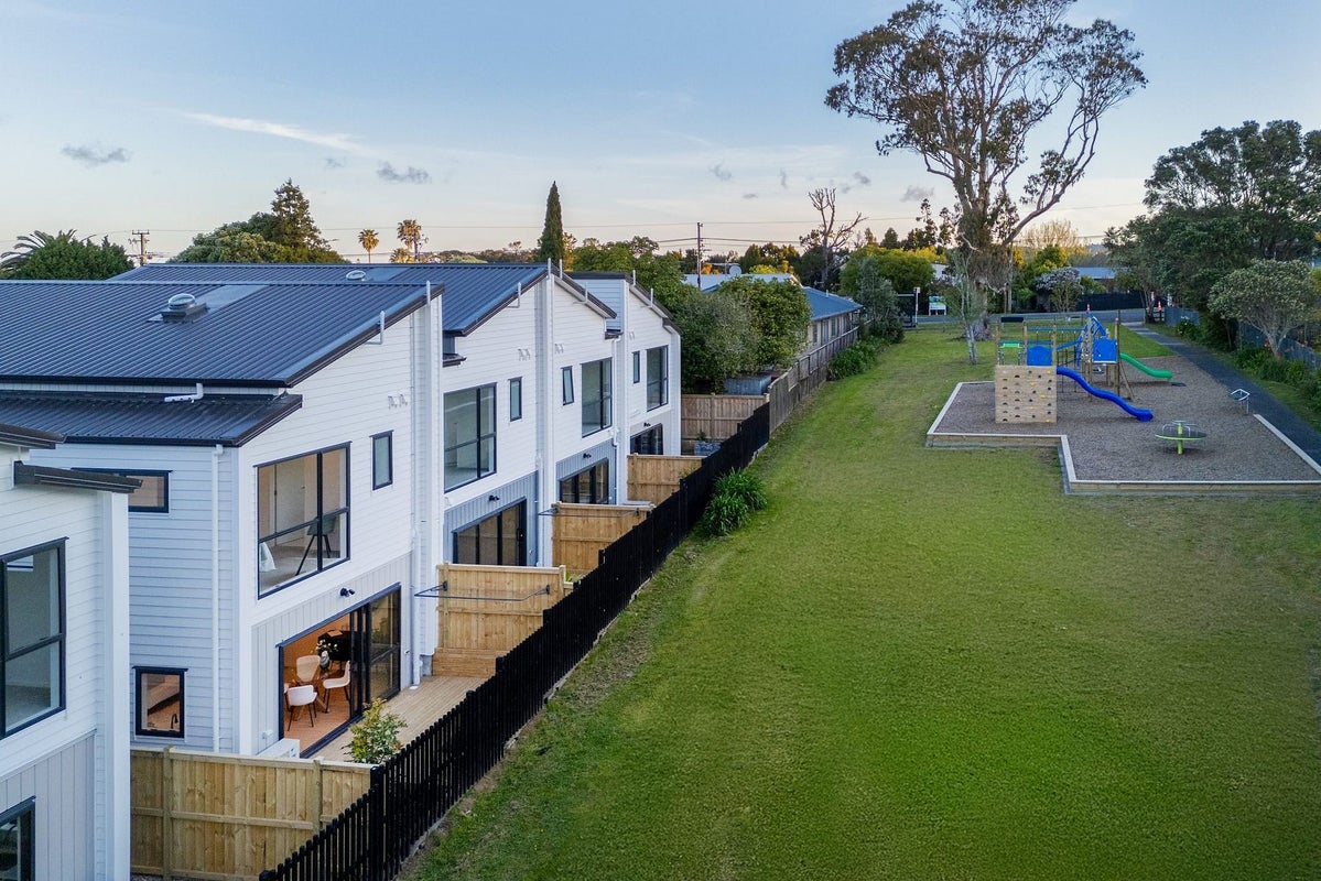 5/30A Tirimoana Road, Te Atatu South, Auckland - Carousel 1