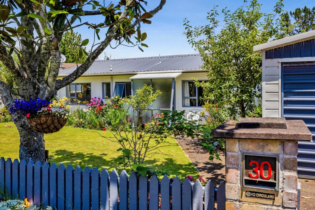 30 Hobart Drive, Spotswood, New Plymouth - Carousel 1