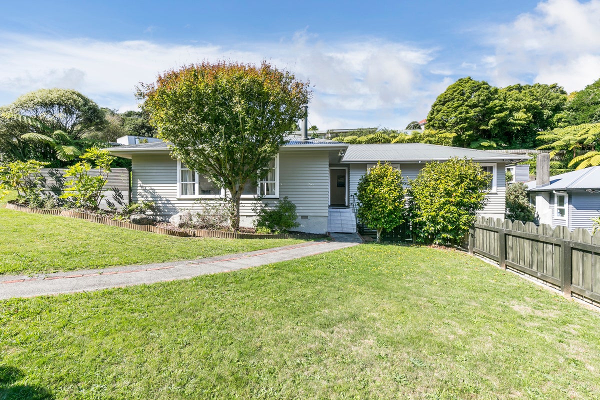 1 Kiwi Place, Tawa, Wellington - Carousel 2