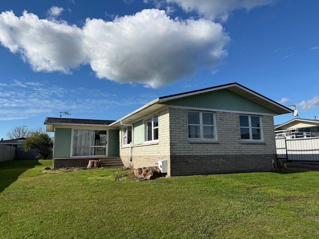 12 Tanekaha Place, Pukete, Hamilton - Carousel 1