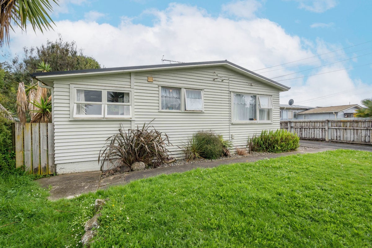 30 Pine Avenue, Bader, Hamilton - Carousel 1