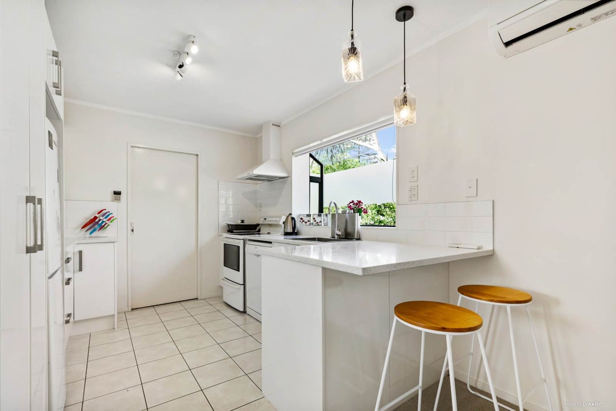 10 Woodlark Close, Weymouth, Auckland - Carousel 2