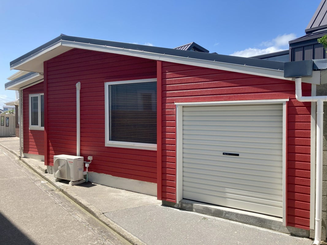 2/10 Lyall Parade, Lyall Bay, Wellington - Carousel 1