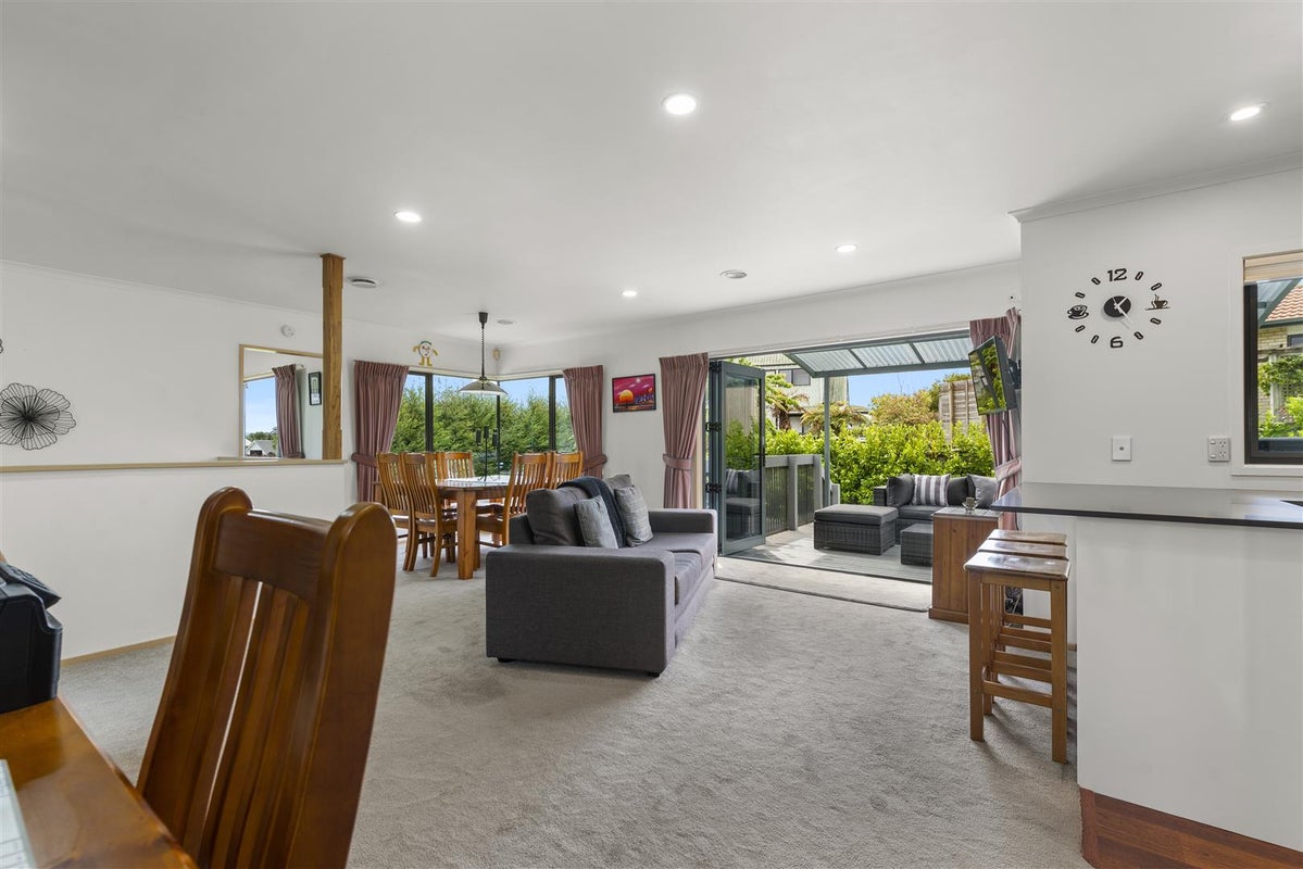 24 Capricorn Place, Kawaha Point, Rotorua - Carousel 2
