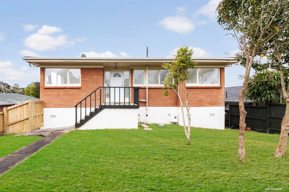 1/18 Castleton Drive, Mellons Bay, Auckland - Carousel 1
