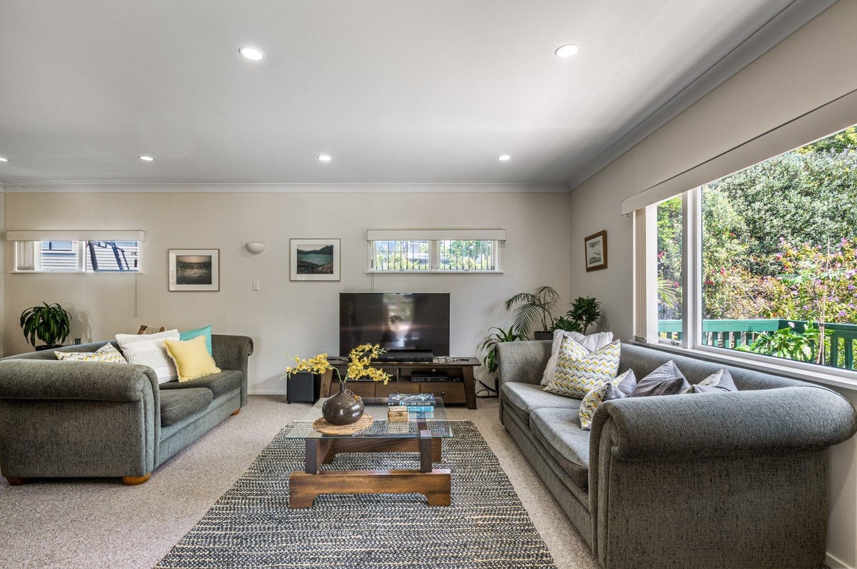 16 Deane Avenue, Titirangi, Auckland - Carousel 2