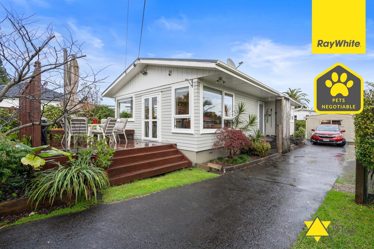 115 Vodanovich Road, Te Atatu South, Auckland - Carousel 1