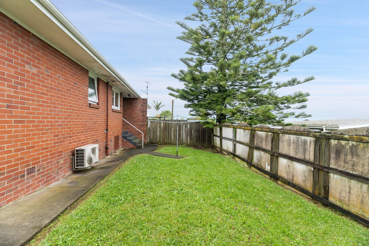 3/104 Titirangi Road, New Lynn, Auckland - Carousel 1