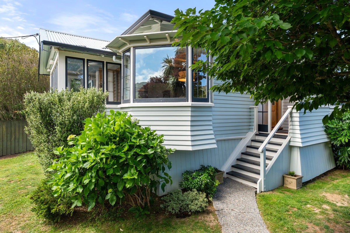 12 Sunshine Avenue, Karori, Wellington - Carousel 1