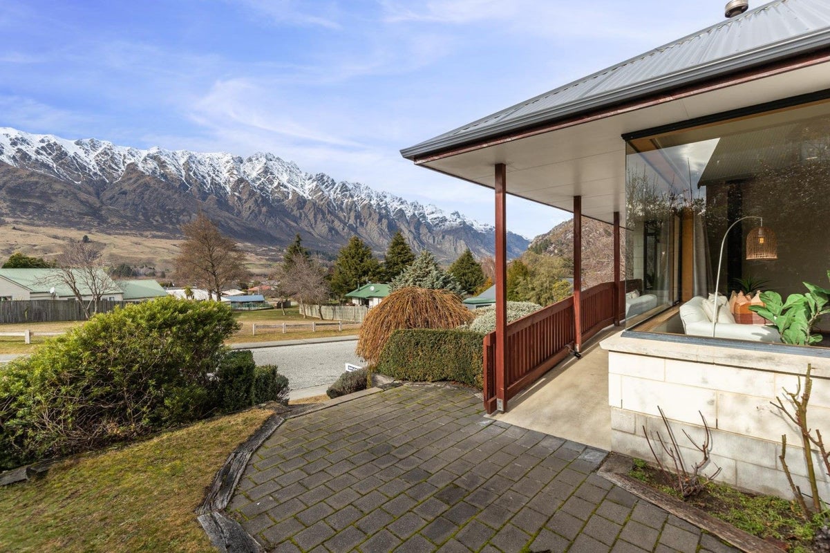8 Remarkables Crescent, Frankton, Queenstown - Carousel 2