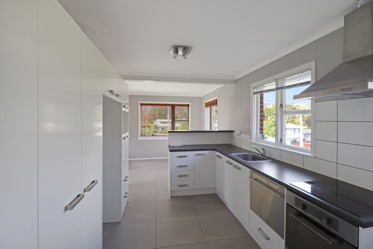 33 Victory Crescent, Tawa, Wellington - Carousel 2