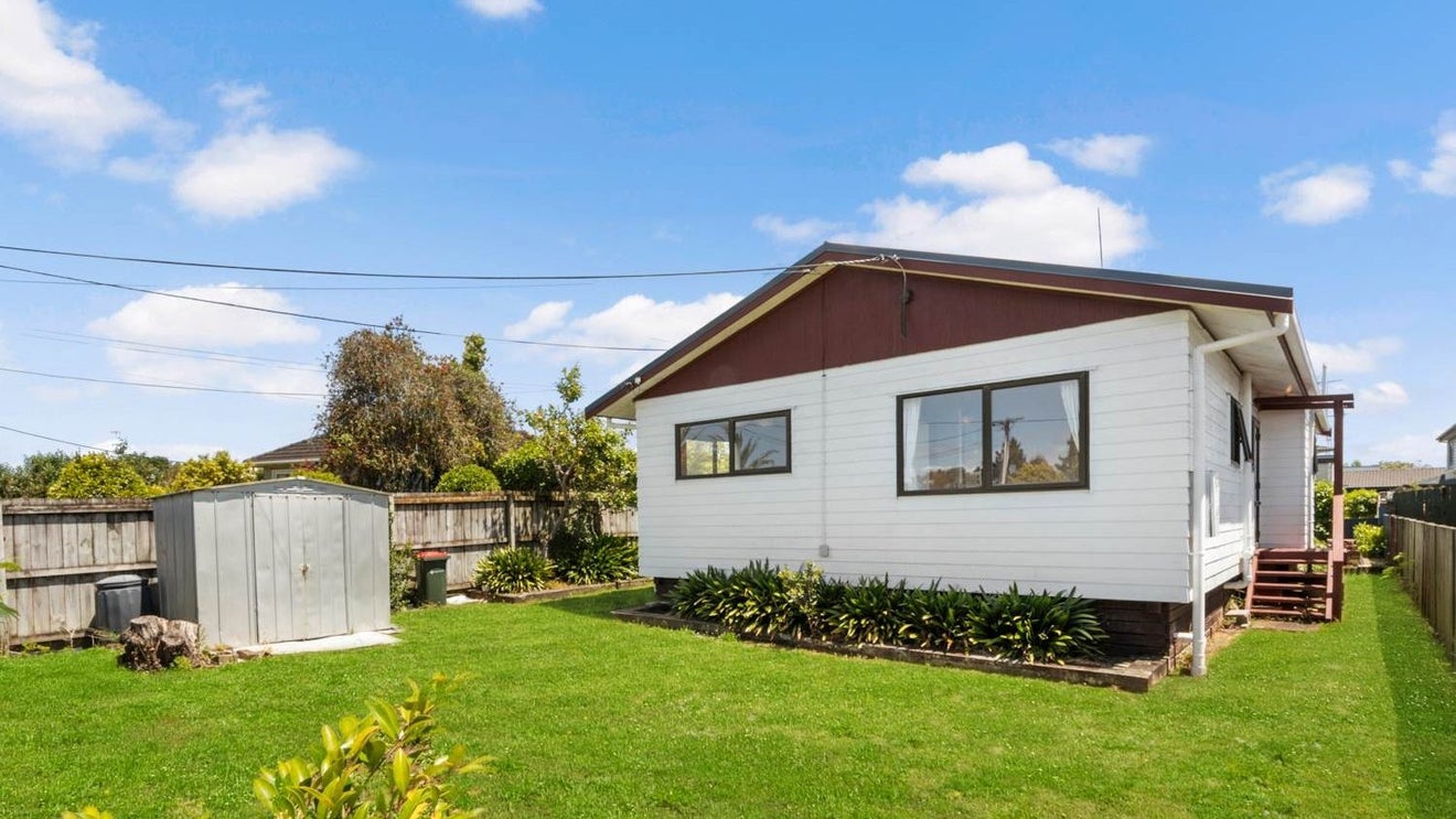 1/76 Roberts Road, Te Atatu South, Auckland - Carousel 1