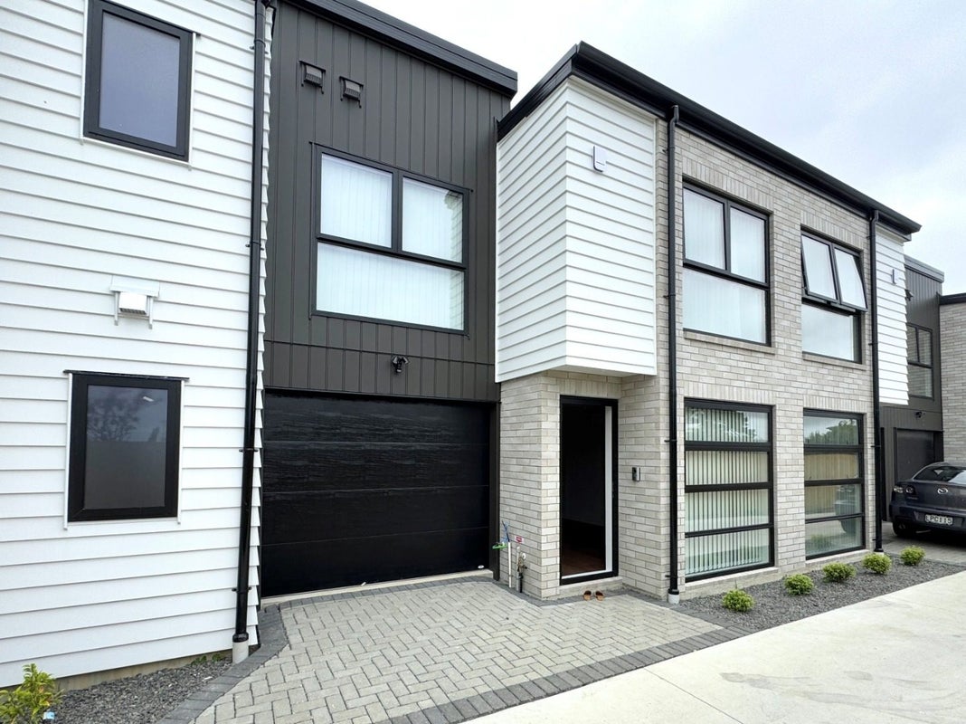 2/30 Wellesley Road, Mangere Bridge, Auckland - Carousel 1