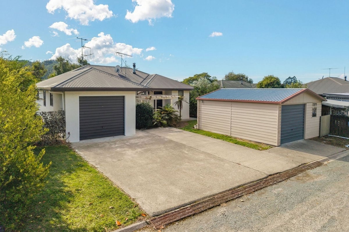 17C Martin Avenue, Wakefield - Carousel 1
