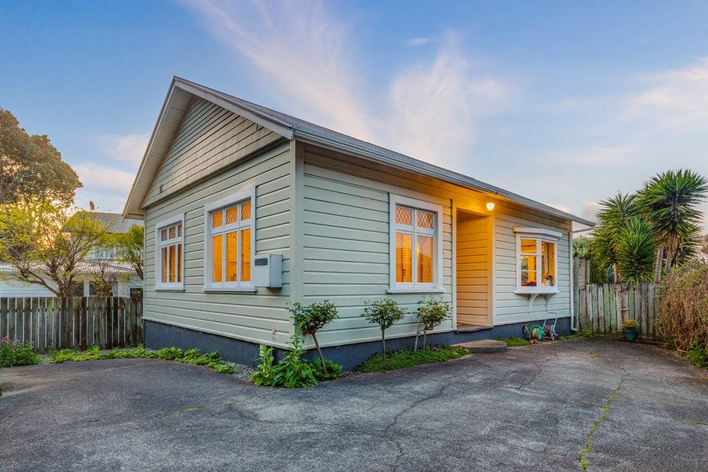21 Paremata Crescent, Paremata, Porirua - Carousel 1