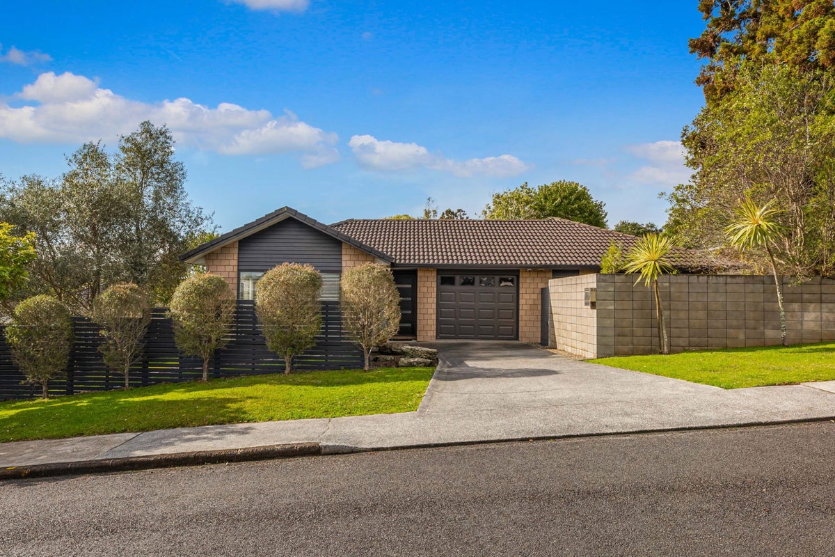 33 Taipari Road, Te Atatu Peninsula, Auckland - Carousel 1
