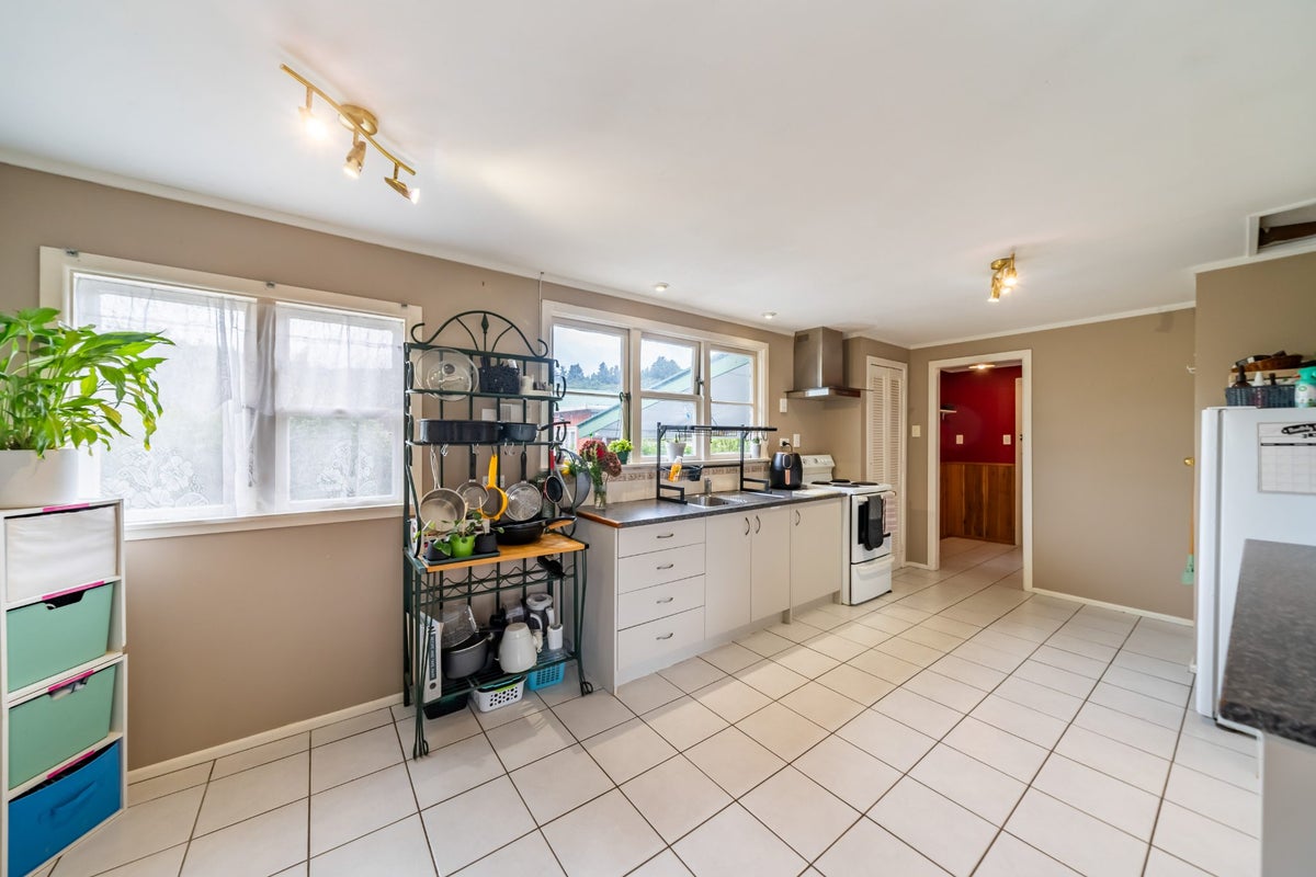 1216 Fergusson Drive, Brown Owl, Upper Hutt - Carousel 2