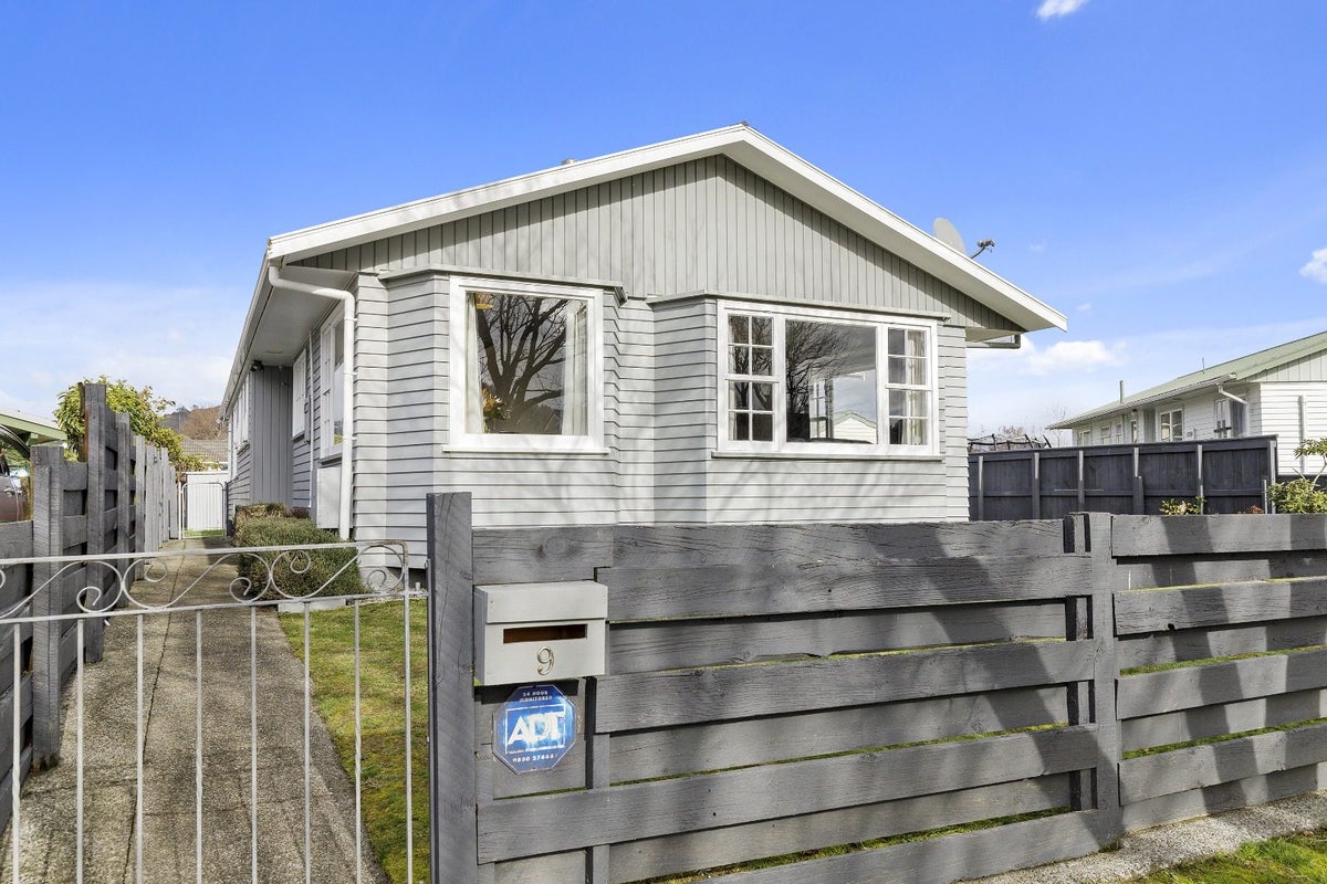 9 Bonnie Glen Crescent, Ebdentown, Upper Hutt - Carousel 1