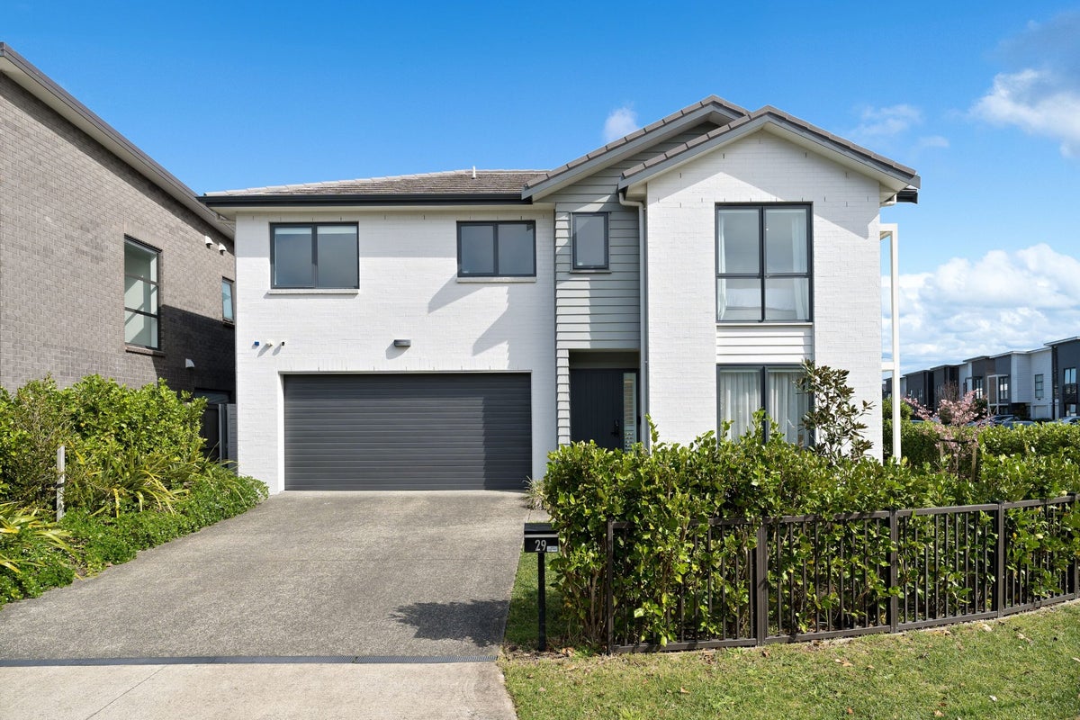 29 Vincent McGrath Crescent, Swanson, Auckland - Carousel 1